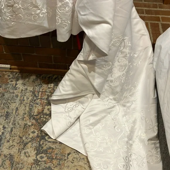 EUC Sz 16W Davids Bridal satin embroidered gown w chapel train 95268